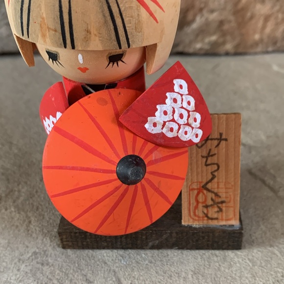 Japanese Kokeshi doll with umbrella - Picture 2 of 7